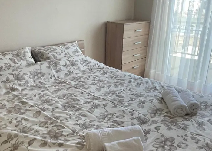 Sunny Corner Apartment *